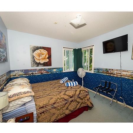 Anita'S Bed & Breakfast Private Room With Ac Abbotsford Exterior photo