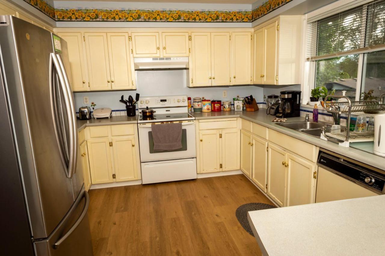 Anita'S Bed & Breakfast Private Room With Ac Abbotsford Exterior photo